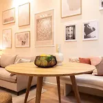 Superb Flat In Champs Elysees