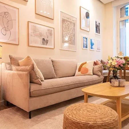 Superb Flat In Champs Elysees