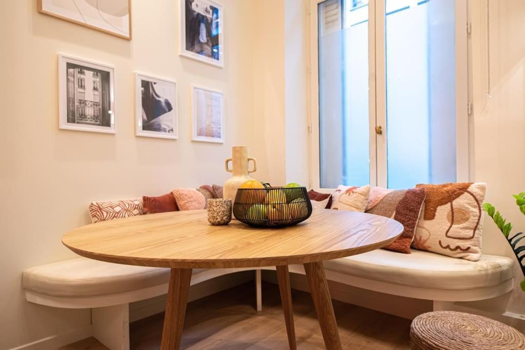 Superb Flat In Champs Elysees *