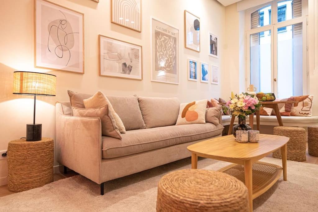 Superb Flat In Champs Elysees